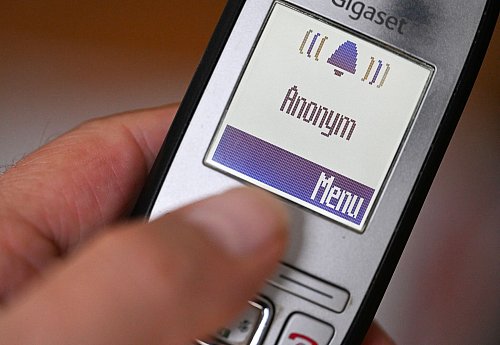 Mit Schockanrufen wollen die Täter an das Ersparte von Senioren kommen. (Symbolbild) - © Bernd Weißbrod/dpa