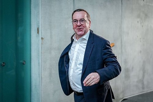 Verteidigungsminister - oder doch CDU-Abgeordneter? - © Kay Nietfeld/dpa
