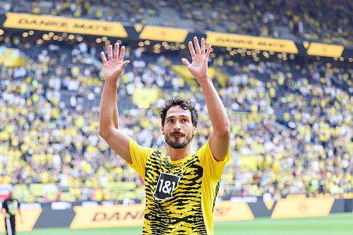 Mats Hummels wurde vor der Dortmunder Südkurve gefeiert - © Christoph Reichwein/dpa
