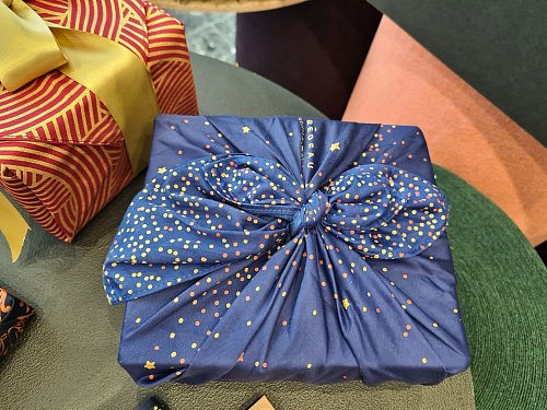 Geschenke schön und nachhaltig verpacken: Weihnachtswünsche stilvoll in Stoff gehüllt, gesehen auf der Frankfurter Messe Ambiente 2025. - © Isabelle Modler/dpa-tmn