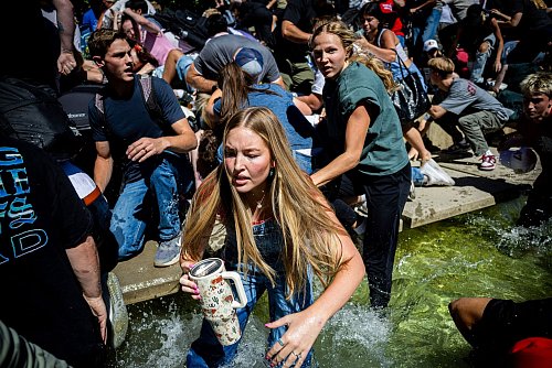 Menschen rennen weg, nachdem Kirk angeschossen wurde. - © Tess Crowley/The Deseret News/dpa