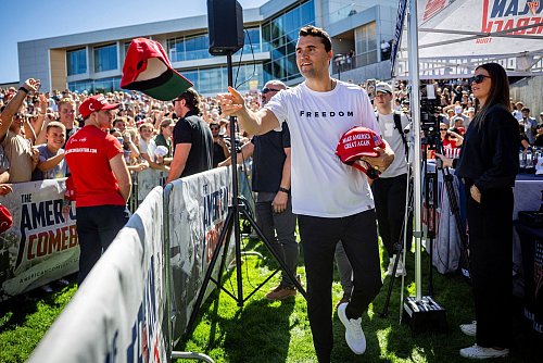 Charlie Kirk verteilte auf dem Campus im Utah Kappen mit der Aufschrift der Trump-Bewegung «Make America Great Again». - © Tess Crowley/The Deseret News/AP/dpa