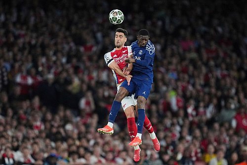 Ousmane Dembélé (r) von Paris Saint-Germain hat sich in der Partie gegen den FC Arsenal leicht verletzt. - © Kin Cheung/AP/dpa