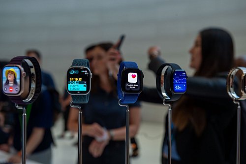 Die Deutsche Umwelthilfe zweifelt an der angeblichen Klimaneutralität der Apple Watch. - © Andrej Sokolow/dpa