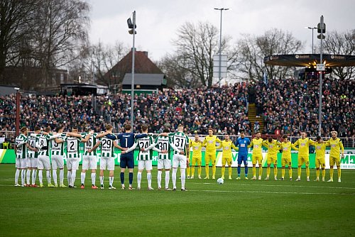 Auch in Münster gedachten Spieler und Zuschauer den Opfern des Anschlags in Magdeburg. - © Bernd Thissen/dpa