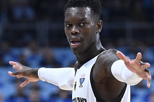 Alles im Griff! Dennis Schröder und die deutschen Basketballer spielen um den EM-Titel. - © Heikki Saukkomaa/Lehtikuva/dpa