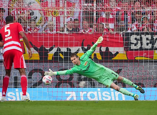 Union-Keeper Rönnow ahnt beim Elfmeter die richtige Ecke. - © Soeren Stache/dpa