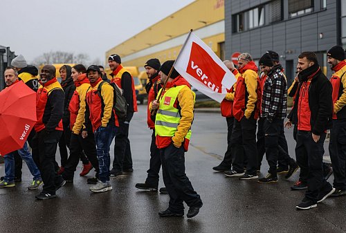 Sie wollen mehr Geld und bessere Arbeitsbedingungen: Postler im Warnstreik. - © Oliver Berg/dpa