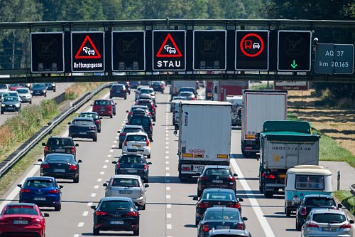 Stop-and-Go auf der A8: Die Autobahn im Süden ist gerade zu Urlaubszeiten eine der stauträchtigsten Fernstraßen in Deutschland. - © Lino Mirgeler/dpa