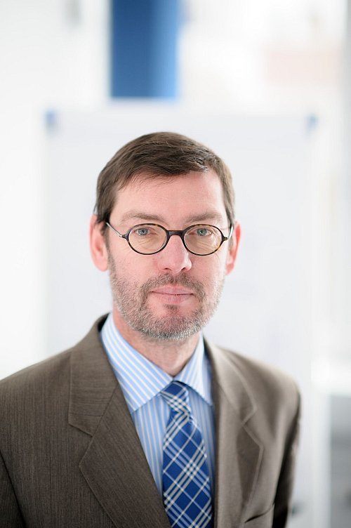 Prof. Dr. Michael Schreckenberg lehrt Physik von Transport und Verkehr an der Universität Duisburg-Essen - und ist Deutschlands bekanntester Stauforscher. - © Fank Preuss/Universität Duisburg-Essen/dpa-tmn
