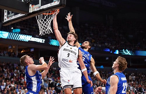 Starker Auftritt: Wagner beim Dunk. - © Matthias Stickel/dpa