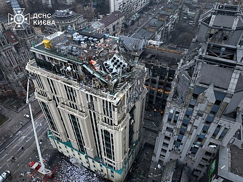 Mehrere Botschaften in einem Kiewer Bürogebäude wurden beschädigt. - © Uncredited/Ukrainian Emergency Service/AP/dpa