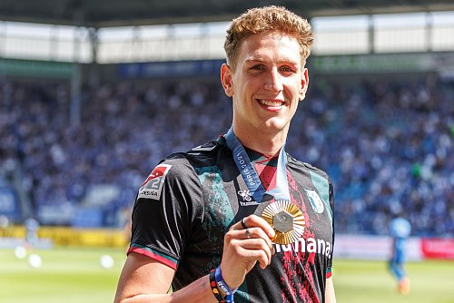 Lukas Märtens wurde auch bei seinem Lieblingsclub 1. FC Magdeburg geehrt. - © Andreas Gora/dpa