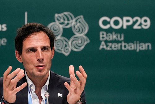 Will keine Summen nennen für künftige Klimahilfen: EU-Kommissar Hoekstra. - © Rafiq Maqbool/AP