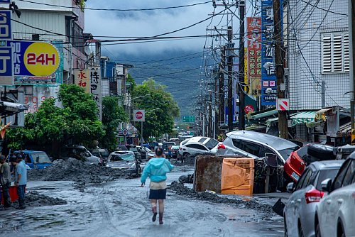 In Taiwan lief ein Staudamm über, was zu schweren Schäden und Todesopfern führte. - © Cheng-Chia Huang/ZUMA Press Wire/dpa