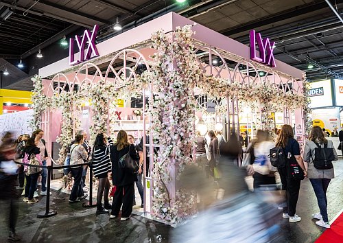 Der Stand des Lyx-Verlags auf der Frankfurter Buchmesse. - © Boris Roessler/dpa