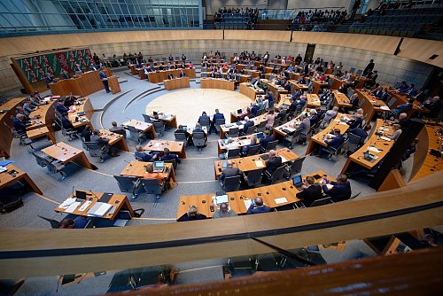Sechs neue Abgeordnete rücken in den Düsseldorfer Landtag nach. (Archivbild) - © Henning Kaiser/dpa