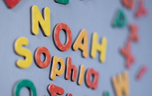 Das Vornamenduo Sophia und Sophie sowie Noah führen die Liste der beliebtesten Vornamen 2024 an (Symbolbild). - © Hendrik Schmidt/dpa