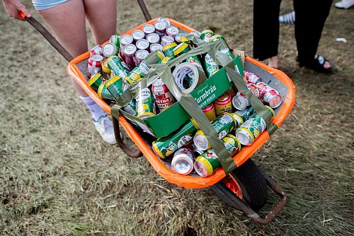 Dosenbier ist gerade bei der jüngeren Generation beliebt. (Archivbild) - © Hauke-Christian Dittrich/dpa