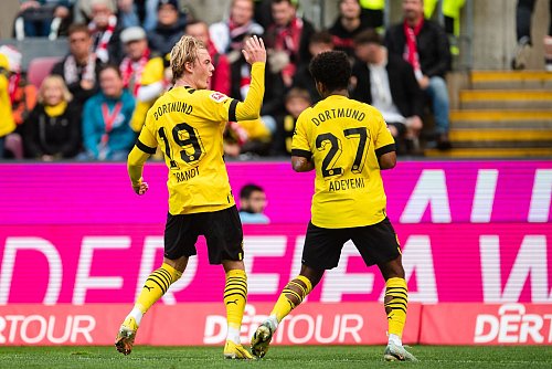 Julian Brandt (links) und Karim Adeyemi dürften in den BVB-Kader zurückkehren. - © Marius Becker/dpa