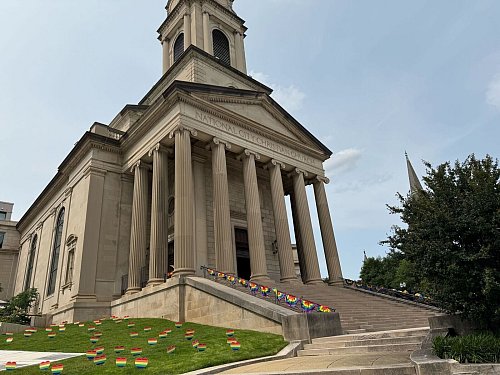 Auch vor einige Kirchen in Washington ist Regenbogen-Dekoration zu sehen. - © Franziska Spiecker/dpa