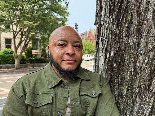 Elijah Nicholas sieht in den von der US-Regierung durchgesetzten Änderungen bei Reisepässen ein Sicherheitsrisiko für Transpersonen. - © Franziska Spiecker/dpa