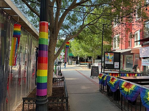 Viele Restaurants, Bars, Geschäfte und Vorgärten sind während der Worldpride mit Regenbogenflaggen dekoriert. - © Franziska Spiecker/dpa