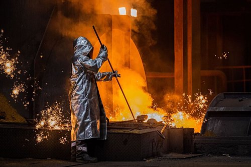 Ein Stahlarbeiter von Thyssenkrupp arbeitet an einem Hochofen. - © Rolf Vennenbernd/dpa