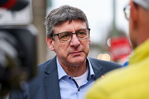 IG-Metall-Bezirksleiter Knut Giesler: «Gerade die mittelständische Industrie hängt von dem Stahl ab». - © Christoph Reichwein/dpa