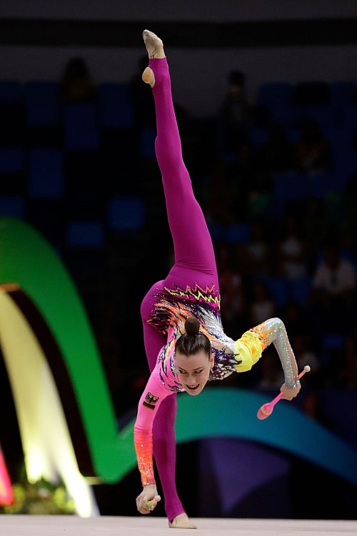 Famoser Auftritt mit den Keulen: Darja Varfolomeev. - © Bruna Prado/AP/dpa