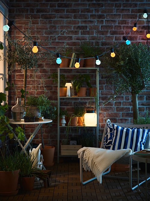 Stimmungsvoll: Mit Outdoor-Leuchten und Lichterketten (hier von Ikea) kann man den Balkon schnell in ein lauschiges Plätzchen verwandeln. - © IKEA Systems B.V. 2025/dpa-tmn