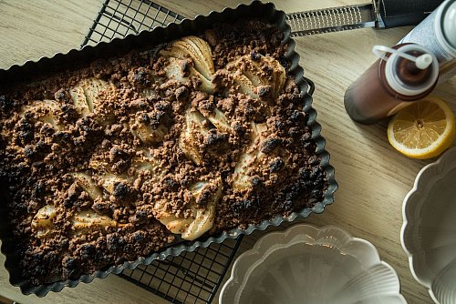 Frisch aus dem Ofen: Für den Crumble wurden weiche Birnen mit knusprigen Streuseln kombiniert. - © Christin Klose/dpa-tmn