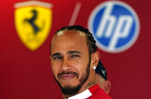 Lewis Hamilton fährt erstmals im Ferrari in Silverstone. - © David Davies/PA Wire/dpa
