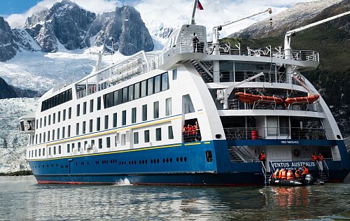 Nach dem Naturspektakel zurück am Schiff: Schiff und Beiboot im Pía-Fjord. - © Andreas Drouve/dpa-tmn