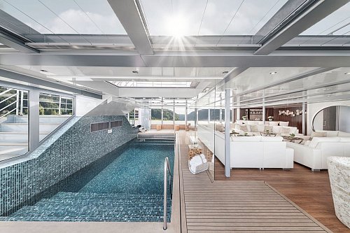 An Bord der Flussschiffe ist alles etwas kleiner als auf den großen Meerespötten: Auf Komfort müssen Passagiere dabei aber nicht zwangsläufig verzichten, wie sich auf der «Amadeus Amara» zeigt. - © Lüftner Cruises/Fotomontage/Amadeus/dpa-tmn