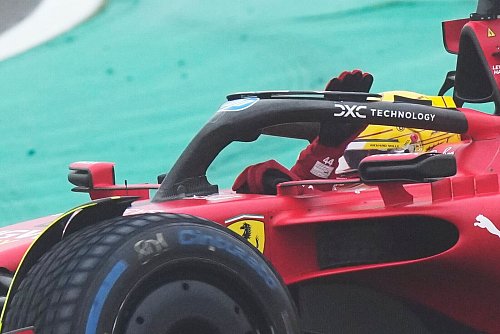Ein neuer Helm in Gelb für Lewis Hamilton. - © Luca Bruno/AP/dpa