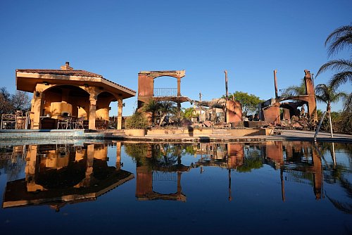 Zerstörungen durch das Feuer in Camarillo. Das ganze Ausmaß der Schäden ist noch nicht absehbar. - © Jae C. Hong/AP/dpa