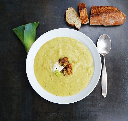 Kartoffeln und Lauch ergeben eine cremige Suppe, die an kalten Herbsttagen schön wärmt. - © Manfred Zimmer/herrgruenkocht.de/dpa-tmn