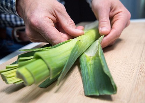 Profi-Tipp: Nachdem die äußeren Blätter entfernt wurden, schneidet man die Lauchstangen längs ein und reinigt sie unter fließendem Wasser. - © Andrea Warnecke/dpa-tmn