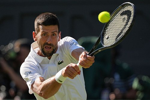 Novak Djokovic muss sich geschlagen geben. - © Kin Cheung/AP/dpa
