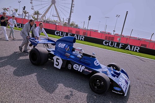 Diese Runde im alten Formel-1-Auto ließ sich Jackie Stewart in Bahrain nicht nehmen. - © Darko Bandic/AP/dpa
