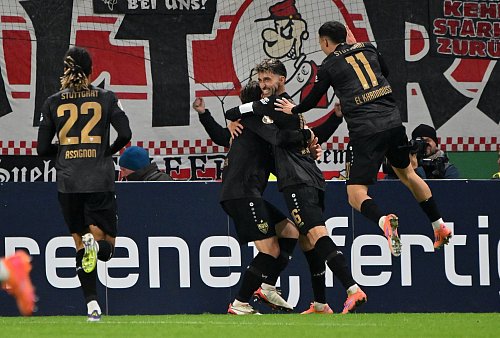 Der VfB Stuttgart jubelt mit Torschütze Atakan Karazor über den Pokalsieg in Mainz. - © Torsten Silz/dpa