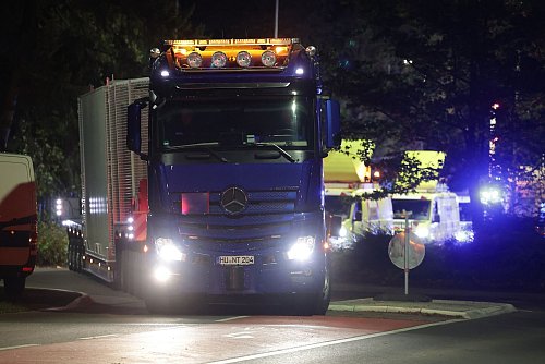 Aus Jülich wird Atommüll mit Schwertransportern in Richtung Ahaus transportiert. (Archivbild) - © David Young/dpa