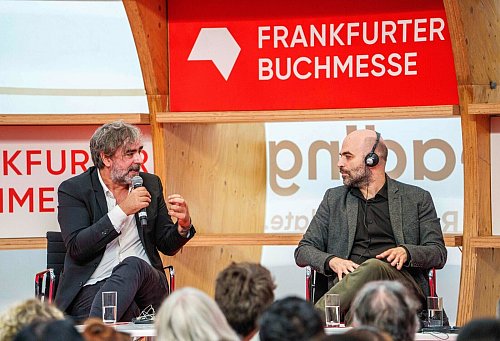 Deniz Yücel und Roberto Saviano sprachen über «Schreiben in illiberalen Zeiten». - © Andreas Arnold/dpa