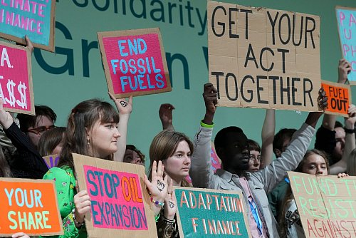 Wollen den Ausbau fossiler Energien stoppen: Klimaaktivisten in Baku. - © Peter Dejong/AP