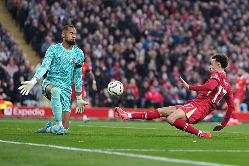 Beim Treffer von Liverpools Curtis Jones war Chelseas Torhüter Robert Sanchez machtlos. - © Jon Super/AP/dpa