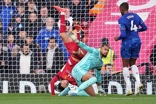 Nach einem Zusammenstoß von Liverpools Curtis Jones (l) und Chelseas Robert Sanchez zeigte der Schiedsrichter zunächst auf den Elfmeterpunkt. Doch der Videoassistent revidierte die Entscheidung. - © Jon Super/AP/dpa