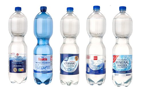 Die «sehr guten» Handelsmarken-Wässer kommen von Lidl, Norma, Penny, Aldi (Vitaqua-Quelle) und Edeka. - © Ralph Kaiser/Stiftung Warentest/dpa-tmn