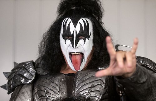 Ein Tag als Assistent von Gene Simmons - das ist nun möglich. (Archivfoto) - © Bernd Thissen/dpa