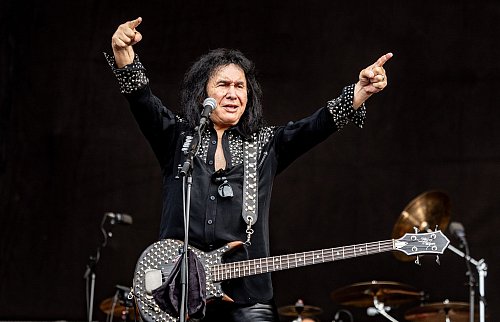 Gene Simmons macht als Solokünstler weiter - und hat dafür ein neues Geschäftsmodell entwickelt. (Archivfoto) - © Axel Heimken/dpa